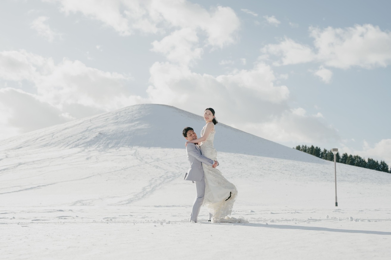 白銀の北海道！ガラスのピラミッドで誓う、幻想的なウィンターウェディング